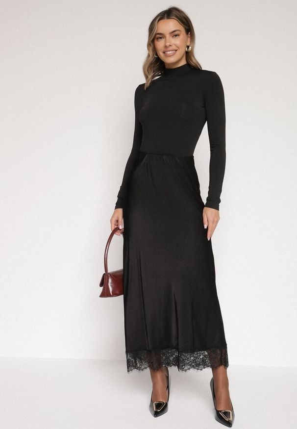 Born2be - Czarna Satynowa Spódnica z Wiskozy Ozdobiona Koronką Fedare. Okazja: na co dzień. Kolor: czarny. Materiał: wiskoza, satyna, koronka. Wzór: aplikacja, koronka. Styl: klasyczny, casual, elegancki