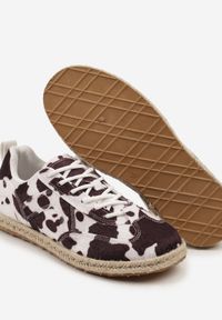 Renee - Brązowo-Białe Sneakersy Kultowe Tenisówki ze Wzorem w Łaty z Podeszwą Zdobioną Plecionką Zarorella. Okazja: na co dzień. Kolor: brązowy. Materiał: jeans. Wzór: aplikacja