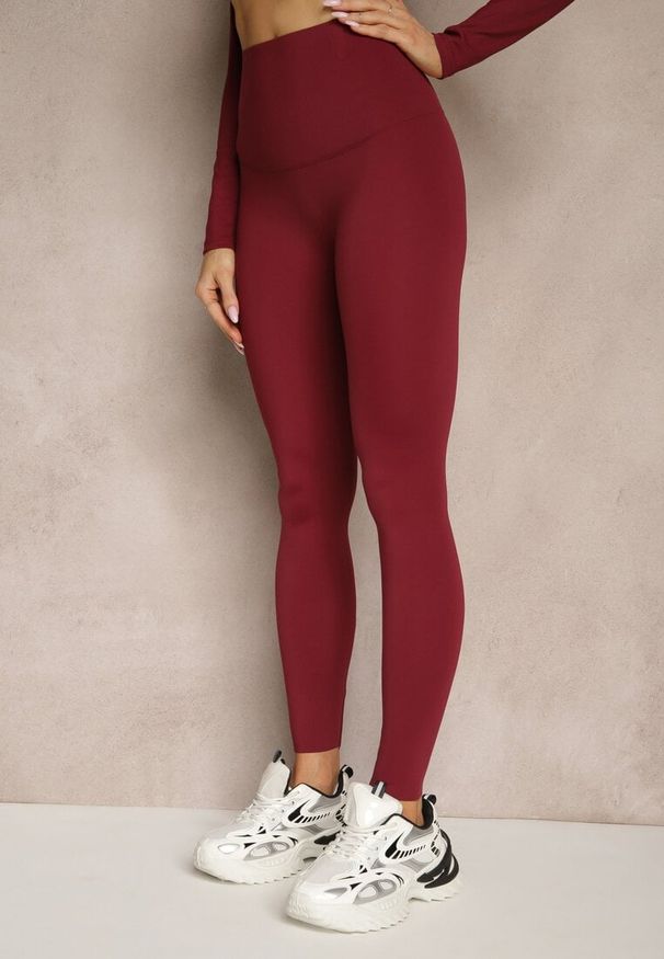 Renee - Bordowy Komplet Sportowy Legginsy i Top Typu Longsleeve Dorotia. Kolor: czerwony. Materiał: skóra