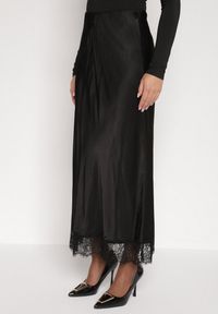Born2be - Czarna Satynowa Spódnica z Wiskozy Ozdobiona Koronką Fedare. Okazja: na co dzień. Kolor: czarny. Materiał: wiskoza, satyna, koronka. Wzór: aplikacja, koronka. Styl: klasyczny, casual, elegancki #6
