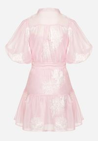 Born2be - Różowa Koszulowa Przezroczysta Sukienka z Bawełną Haftami i Paskiem Lirulira. Okazja: na co dzień. Kolor: różowy. Materiał: bawełna. Wzór: haft. Sezon: lato. Typ sukienki: koszulowe. Styl: casual, elegancki #3