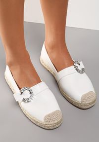 Renee - Białe Espadryle Auxamene. Nosek buta: okrągły. Kolor: biały. Wzór: aplikacja, kwiaty. Obcas: na płaskiej podeszwie