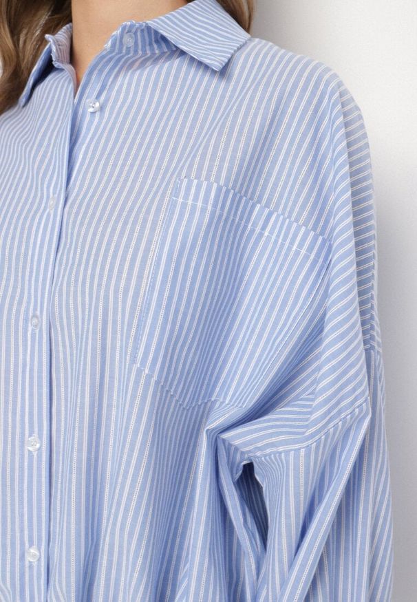 Born2be - Jasnoniebieska Bawełniana Koszula Oversize w Paski ze Ściągaczem Elineola. Okazja: na co dzień. Typ kołnierza: kołnierzyk klasyczny. Kolor: niebieski. Materiał: bawełna. Wzór: paski. Styl: elegancki, casual, klasyczny, sportowy