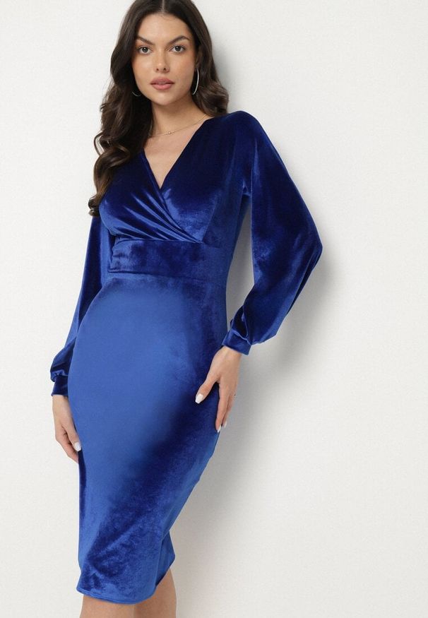 Born2be - Niebieska Dopasowana Sukienka Welurowa z Kopertowym Dekoltem Wilara. Kolor: niebieski. Materiał: welur. Długość rękawa: długi rękaw. Typ sukienki: kopertowe. Styl: klasyczny