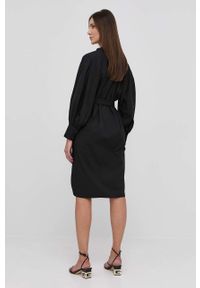BOSS - Boss sukienka kolor czarny mini prosta. Okazja: na co dzień. Kolor: czarny. Długość rękawa: długi rękaw. Typ sukienki: proste. Styl: casual. Długość: mini #2