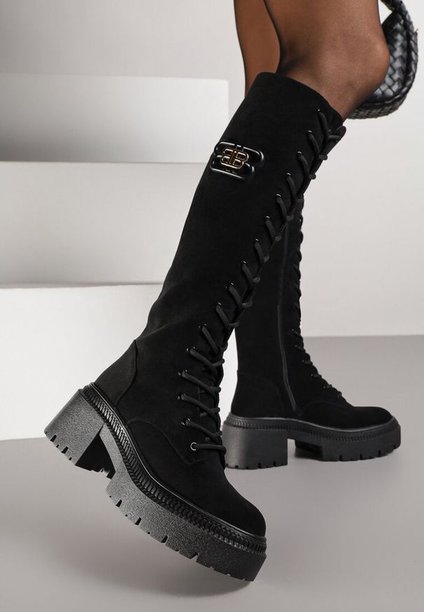 Renee - Czarne Kozaki Vices z Imitacji Zamszu w Stylu Grunge ze Sznurowaną Cholewką i Platformą Laurotte. Kolor: czarny. Materiał: zamsz. Szerokość cholewki: normalna. Obcas: na platformie. Styl: rockowy