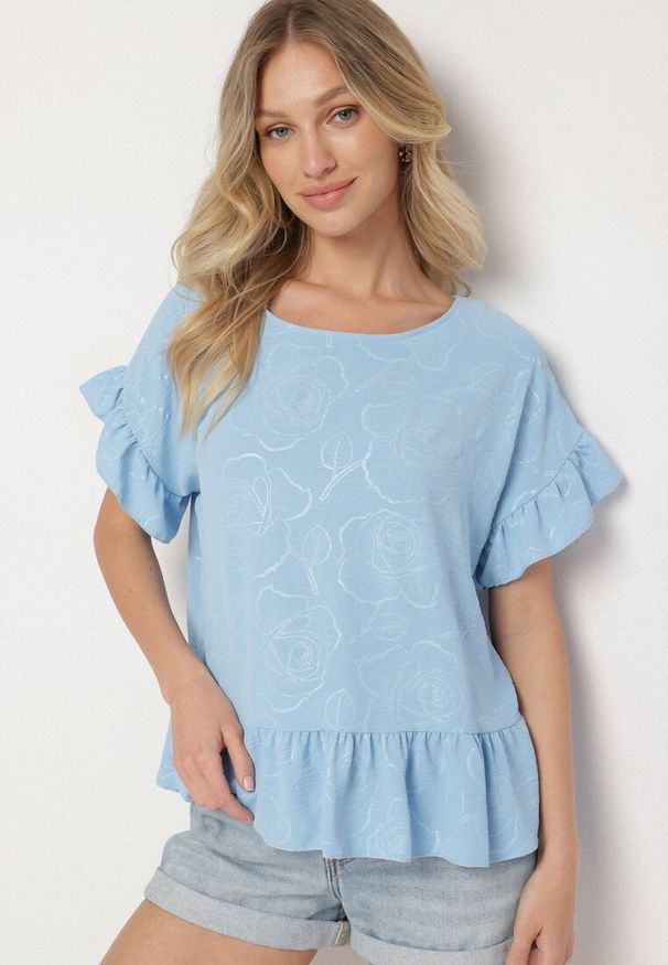 Born2be - Jasnoniebieska Bluzka o Kroju Oversize z Falbanami Livelle. Okazja: na co dzień. Kolor: niebieski. Materiał: jeans. Długość rękawa: krótki rękaw. Długość: krótkie. Styl: casual