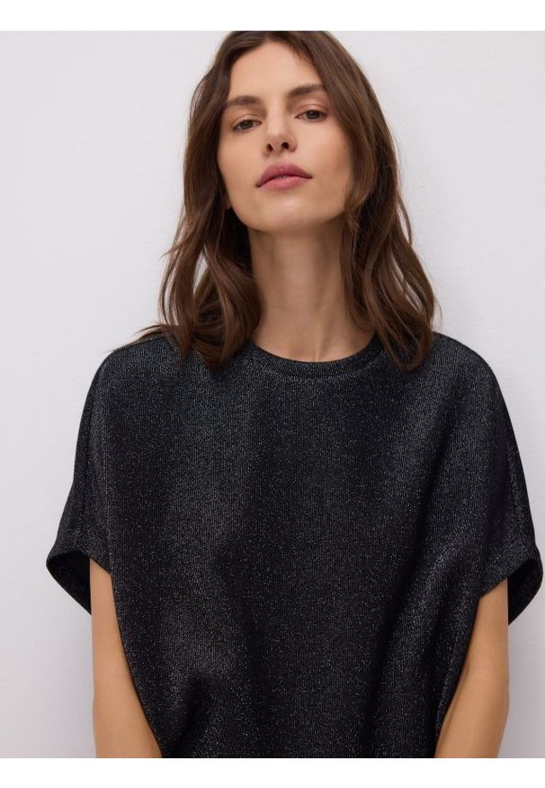 Reserved - T-shirt z metalizowaną nicią - czarny. Kolor: czarny. Materiał: dzianina