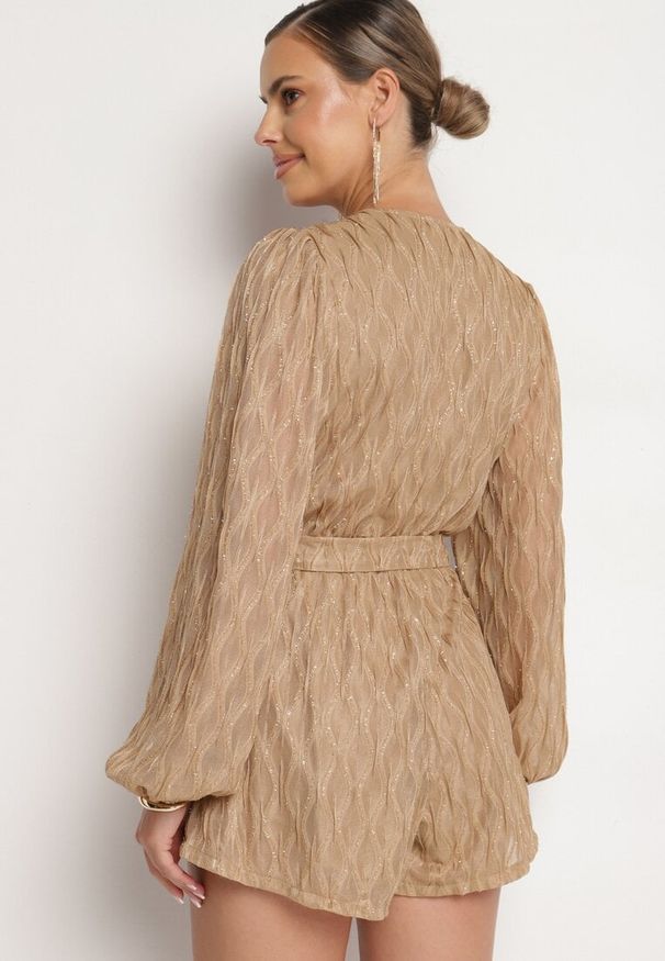 Born2be - Ciemnobeżowy Kombinezon o Kopertowym Kroju Zdobiony Błyszczącą Nitką i Wiązany w Pasie Venvina. Kolor: beżowy. Materiał: skóra. Wzór: aplikacja. Styl: elegancki