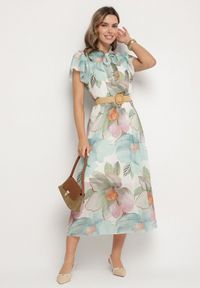 Born2be - Jasnozielona Sukienka o Rozkloszowanym Kroju z Wiązaniem przy Dekolcie i Paskiem Sorilina. Okazja: na co dzień. Kolor: zielony. Długość rękawa: krótki rękaw. Wzór: kwiaty. Styl: casual, elegancki #4