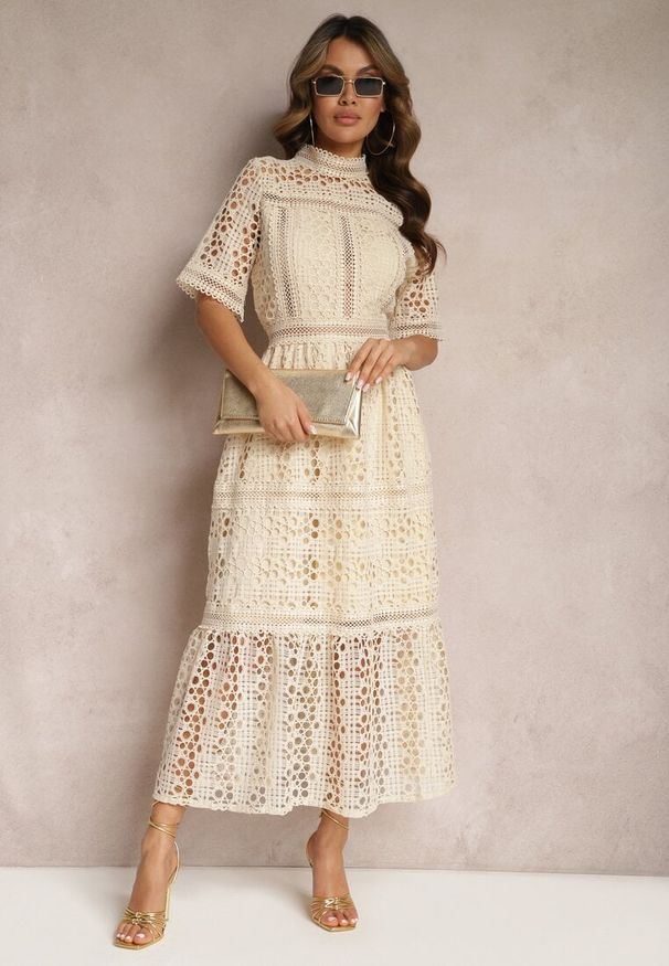 Renee - Beżowa Rozkloszowana Sukienka Maxi Ażurowa z Falbanką Ranilette. Kolor: beżowy. Wzór: ażurowy. Sezon: lato. Styl: elegancki. Długość: maxi
