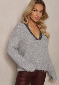 Renee - Szary Sweter z Wełną o Krótkim Kroju z Trójkątnym Dekoltem Savandoria. Kolor: szary. Materiał: wełna. Długość: krótkie. Sezon: zima
