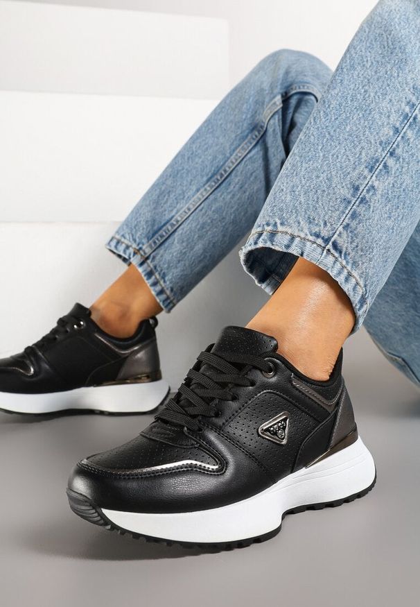 Renee - Czarne Sneakersy Ozdobione Perforacją i Geometryczną Aplikacją Senilanea. Okazja: na co dzień. Kolor: czarny. Materiał: jeans. Wzór: aplikacja, geometria