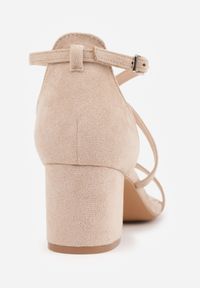 Renee - Ciemnobeżowe Sandały na Słupkowym Obcasie z Cienkim Paskiem ze Sprzączką Ferrisa. Okazja: na imprezę, na randkę, na wesele, na spotkanie biznesowe, na ślub cywilny. Zapięcie: pasek. Kolor: beżowy. Obcas: na obcasie. Styl: elegancki, biznesowy, klasyczny. Wysokość obcasa: średni #9
