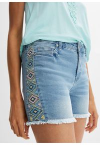 bonprix - Szorty dżinsowe mid waist. Kolor: niebieski. Wzór: haft #2