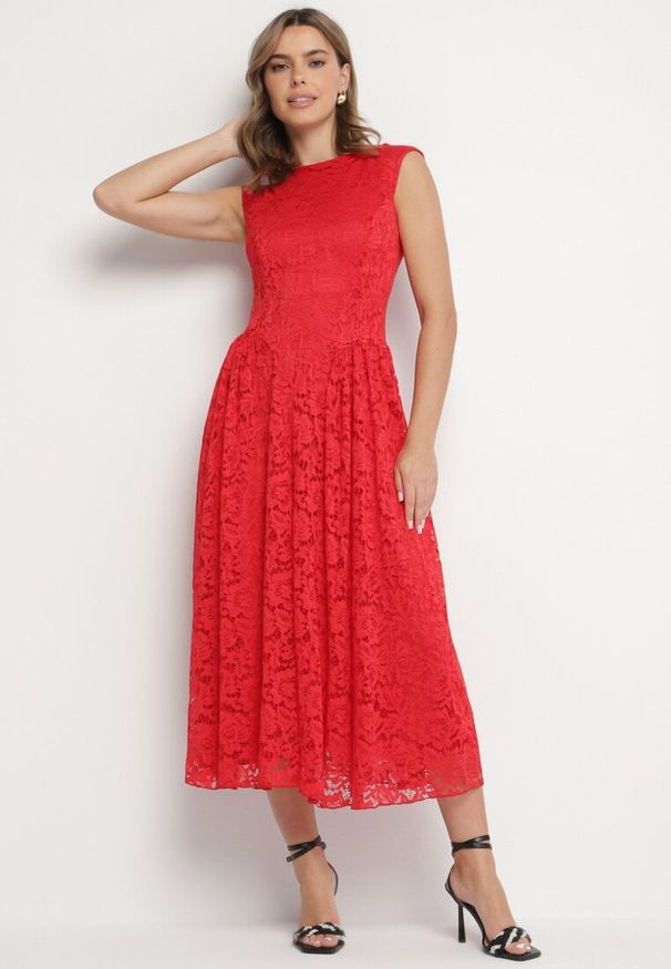 Born2be - Czerwona Koronkowa Sukienka o Rozkloszowanym Kroju z Odkrytymi Plecami Nelamia. Okazja: na imprezę, na co dzień. Kolor: czerwony. Materiał: koronka. Długość rękawa: bez rękawów. Styl: wizytowy, casual, elegancki