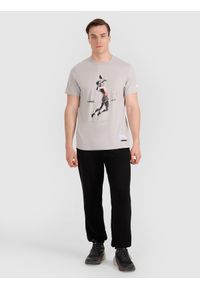 4f - 4F T-shirt regular z nadrukiem siatkarskim męski - szary XXL. Okazja: na co dzień, do domu. Kolor: szary. Materiał: bawełna, jersey, materiał. Wzór: nadruk. Styl: sportowy, klasyczny, casual