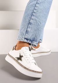 Renee - Biało-Złote Płaskie Sneakersy ze Sznurowaniem i Metalicznymi Wykończeniami Delulla. Nosek buta: okrągły. Zapięcie: sznurówki. Kolor: biały. Obcas: na obcasie. Wysokość obcasa: niski #1
