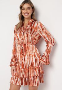 Born2be - Pomarańczowa Sukienka Mini Ozdobiona Falbankami i Akwarelowym Wzorem Panava. Typ kołnierza: kołnierz z falbankami. Kolor: pomarańczowy. Długość rękawa: długi rękaw. Wzór: aplikacja. Długość: mini #1