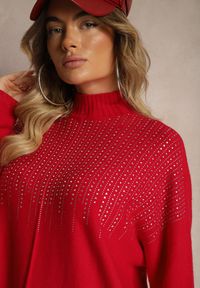 Renee - Czerwony Golf o Kroju Oversize z Eleganckim Cyrkoniowym Zdobieniem przy Dekolcie Melirra. Okazja: na co dzień. Typ kołnierza: golf. Kolor: czerwony. Wzór: aplikacja. Styl: elegancki #5