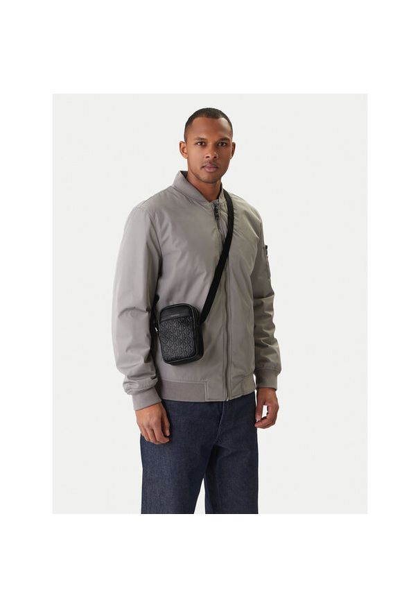 Saszetka Calvin Klein. Kolor: czarny