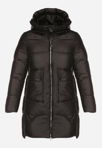 Born2be - Czarna Długa Pikowana Kurtka z Nieodpinanym Kapturem Mevessia. Okazja: na co dzień. Kolor: czarny. Materiał: jeans. Długość: długie. Styl: klasyczny, casual, elegancki #7