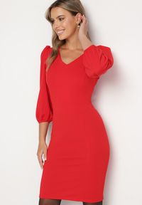 Born2be - Czerwona Dopasowana Sukienka z Dekoltem w Serek Zinnaira. Okazja: na co dzień, do pracy, na spotkanie biznesowe. Typ kołnierza: dekolt w serek. Kolor: czerwony. Materiał: skóra. Typ sukienki: dopasowane. Styl: biznesowy, klasyczny, casual, elegancki #5