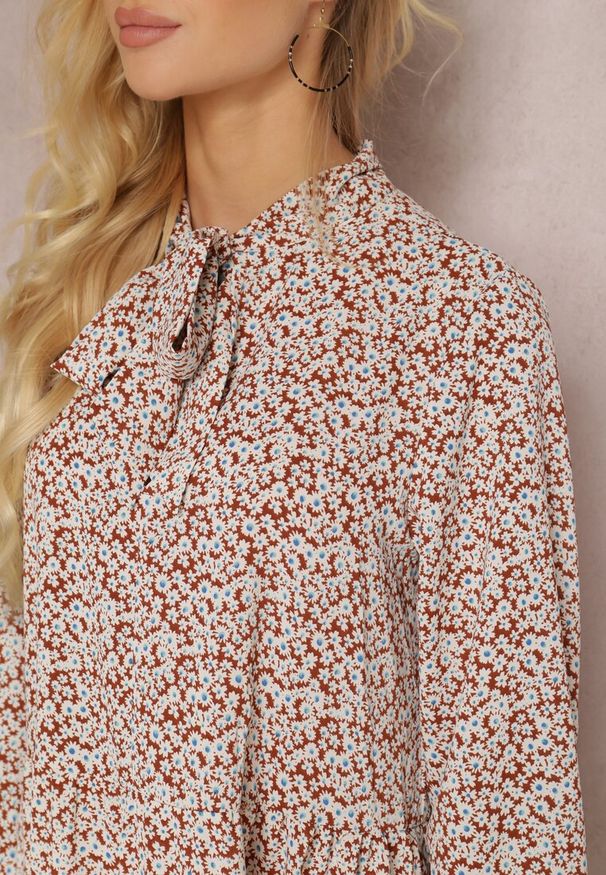 Renee - Brązowo-Biała Sukienka Pherone. Kolor: biały. Materiał: zamsz. Wzór: kwiaty, aplikacja. Styl: elegancki. Długość: maxi