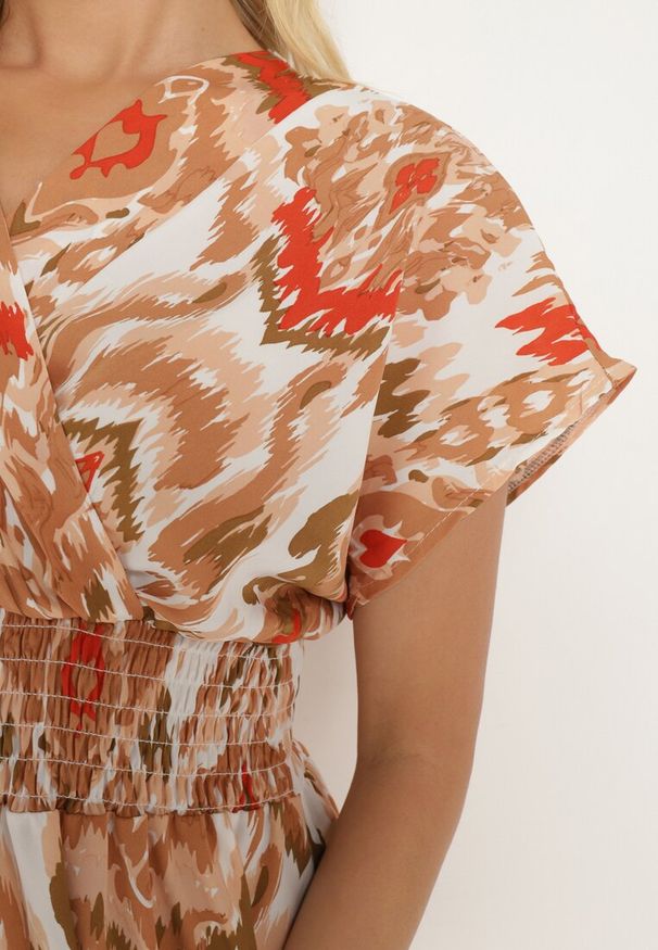 Born2be - Beżowo-Pomarańczowa Sukienka Rozkloszowana z Kopertowym Dekoltem i Gumką w Pasie Emrra. Okazja: na plażę, na co dzień. Typ kołnierza: dekolt kopertowy. Kolor: beżowy. Materiał: tkanina. Sezon: lato. Typ sukienki: kopertowe. Styl: casual