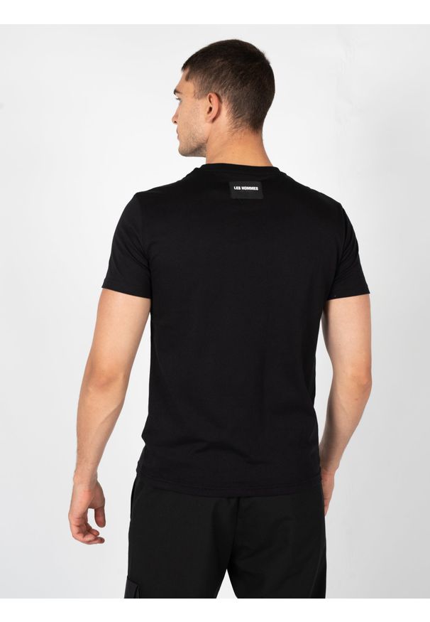 Les Hommes T-Shirt "Tongue Prank" | LBT1003700P | Mężczyzna | Czarny. Okazja: na co dzień. Kolor: czarny. Materiał: bawełna. Wzór: nadruk. Styl: casual