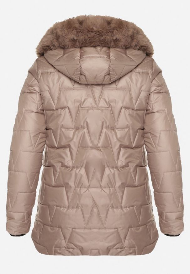 Born2be - Ciemnobeżowa Pikowana Kurtka z Kapturem z Futerkiem Azilma. Okazja: na co dzień, na spacer. Typ kołnierza: kaptur. Kolekcja: plus size. Kolor: beżowy. Materiał: futro. Wzór: aplikacja. Styl: casual, klasyczny
