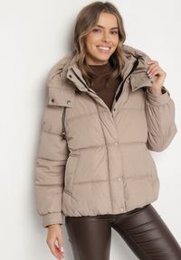 Born2be - Beżowa Kurtka Puffer o Fasonie Oversize z Kapturem i Naszywką Azirva. Okazja: na co dzień. Typ kołnierza: kaptur. Kolor: beżowy. Materiał: dzianina. Wzór: aplikacja. Styl: casual, sportowy