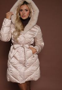 Renee - Beżowa Kurtka z Pikowanym Przeszyciami Wiązanym Paskiem i Kapturem z Futrem Fenida. Kolor: beżowy. Materiał: futro. Styl: elegancki