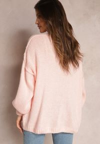Renee - Różowy Sweter z Trójkątnym Dekoltem i Szerokimi Rękawami Sarahena. Kolor: różowy #4