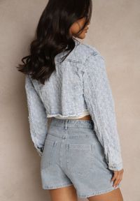 Renee - Jasnoniebieska Krótka Kurtka Jeasnowa z Ozdobnymi Przetarciami Zarvelina. Okazja: na co dzień. Kolor: niebieski. Materiał: jeans. Długość: krótkie. Styl: elegancki, casual #3