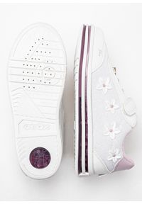 Geox - Sneakersy dziecięce białe GEOX J Pawnee Girl. Kolor: biały. Materiał: skóra, syntetyk, guma, materiał. Sport: turystyka piesza