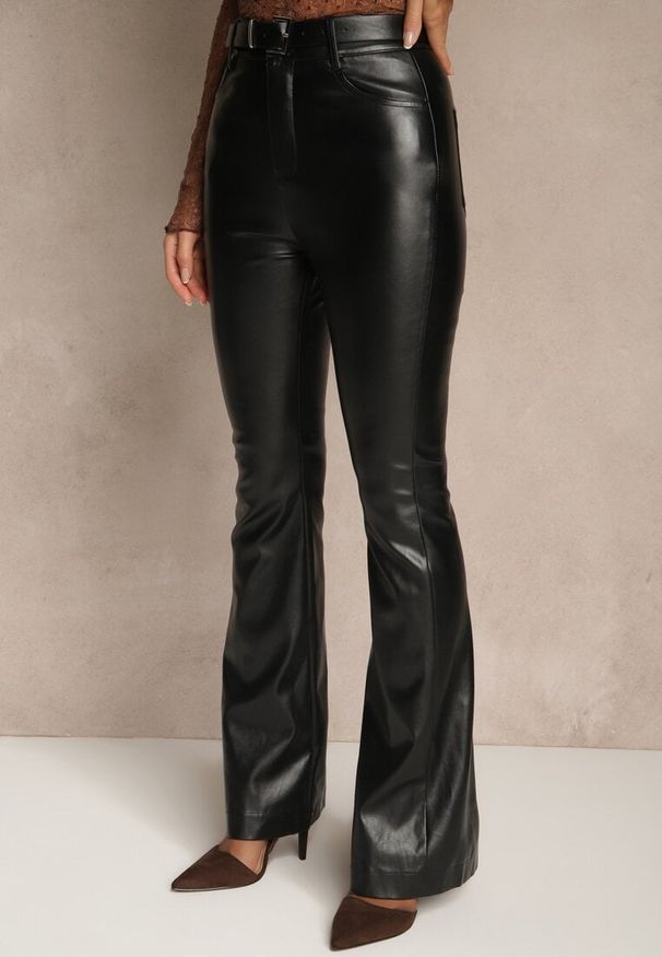 Renee - Czarne Spodnie Flare z Imitacji Skóry Vebria. Okazja: na co dzień. Kolor: czarny. Materiał: skóra. Styl: casual, elegancki