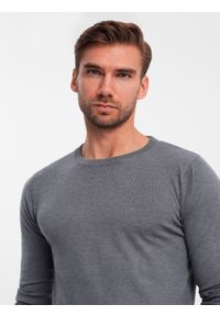 Ombre Clothing - Klasyczny sweter męski z wiskozą BASIC z okrągłym dekoltem – szary melanż V1. Okazja: na spotkanie biznesowe, do pracy, na co dzień. Kolor: szary. Materiał: wiskoza. Wzór: melanż. Styl: klasyczny #3