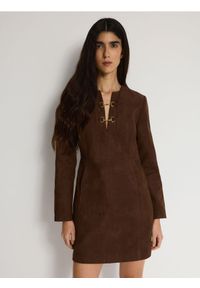 Reserved - Sukienka mini z imitacji zamszu - brązowy. Kolor: brązowy. Materiał: zamsz. Typ sukienki: proste. Długość: mini #1