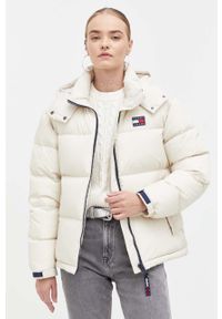 Tommy Jeans kurtka puchowa damska kolor beżowy zimowa. Kolor: beżowy. Materiał: puch. Sezon: zima #1