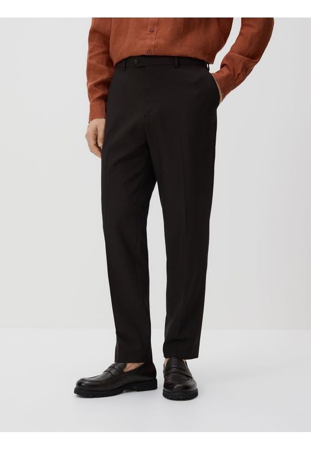 Reserved - Spodnie garniturowe z kantem - ciemnobrązowy. Kolor: brązowy. Materiał: tkanina, elastan, len