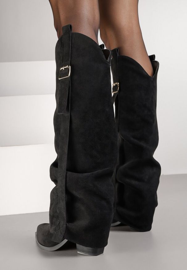 Born2be - Czarne Kozaki Kowbojki na Stożkowym Obcasie z Wywiniętą Cholewką i Klamrą Naletea. Zapięcie: klamry. Kolor: czarny. Szerokość cholewki: normalna. Obcas: na obcasie. Wysokość obcasa: średni