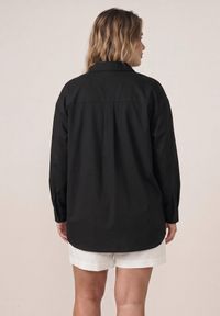 Born2be - Czarna Bawełniana Koszula o Kroju Oversize Nororena. Okazja: na co dzień. Kolor: czarny. Materiał: bawełna. Styl: elegancki, casual #8