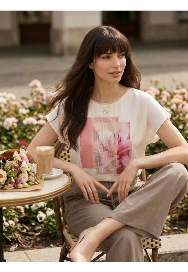 Sinsay - Bawełniana koszulka z nadrukiem - kremowy. Kolor: kremowy. Materiał: bawełna. Wzór: nadruk