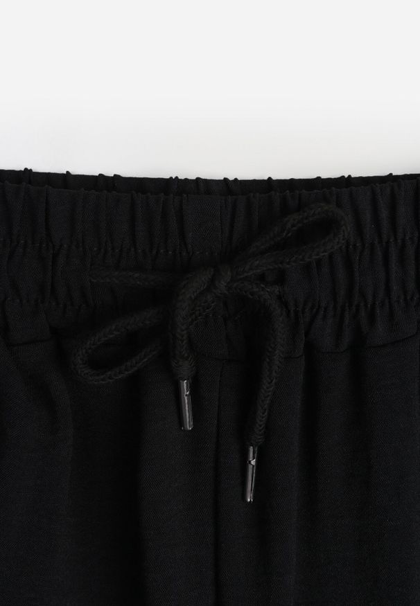Born2be - Czarne Spodnie z Prostą Nogawką i Kieszeniami oraz Sznurkiem w Talii Qulai. Okazja: na spacer, na co dzień. Kolor: czarny. Styl: casual, klasyczny