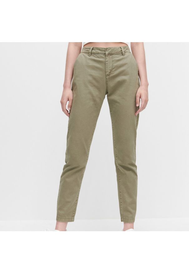 Reserved - Spodnie chino - Khaki. Kolor: brązowy