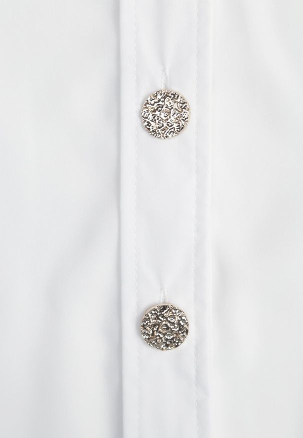 Born2be - Biała Koszulowa Sukienka z Krótkim Rękawem Zapinana na Guziki z Materiałowym Paskiem Piantia. Okazja: na co dzień, na imprezę. Kolor: biały. Materiał: materiał. Długość rękawa: krótki rękaw. Sezon: wiosna, lato. Typ sukienki: koszulowe. Styl: elegancki, casual