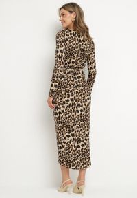 Born2be - Ciemnobeżowa Koktajlowa Kopertowa Sukienka w Panterkę o Dopasowanym Kroju z Gumką w Pasie Nikika. Okazja: na co dzień. Kolor: beżowy. Materiał: jeans. Wzór: motyw zwierzęcy. Typ sukienki: kopertowe. Styl: wizytowy #7