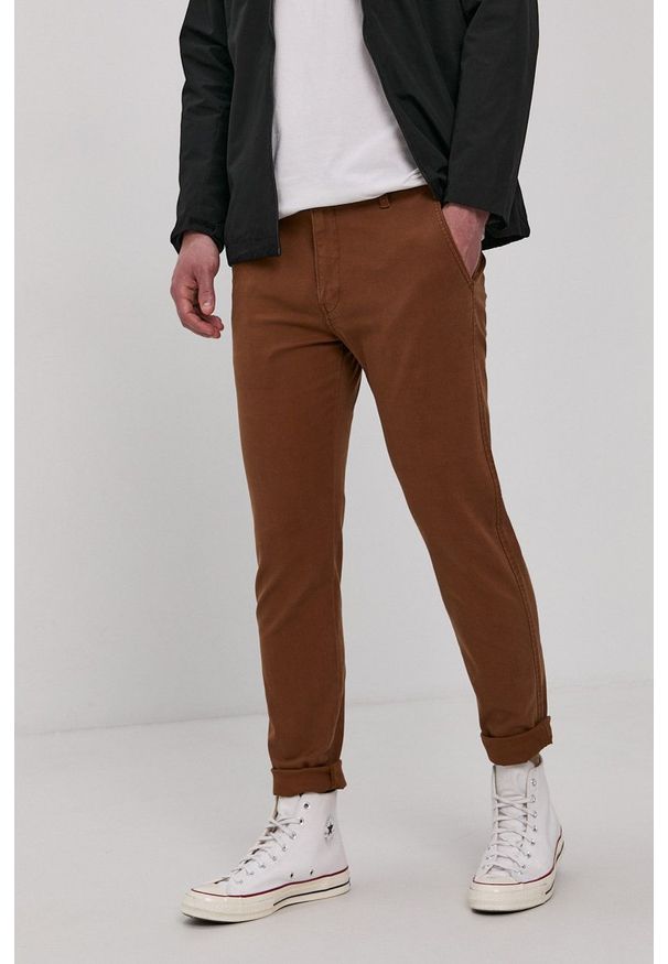 Levi's® - Levi's Spodnie męskie kolor brązowy w fasonie chinos. Okazja: na spotkanie biznesowe. Kolor: brązowy. Materiał: tkanina. Wzór: gładki. Styl: biznesowy