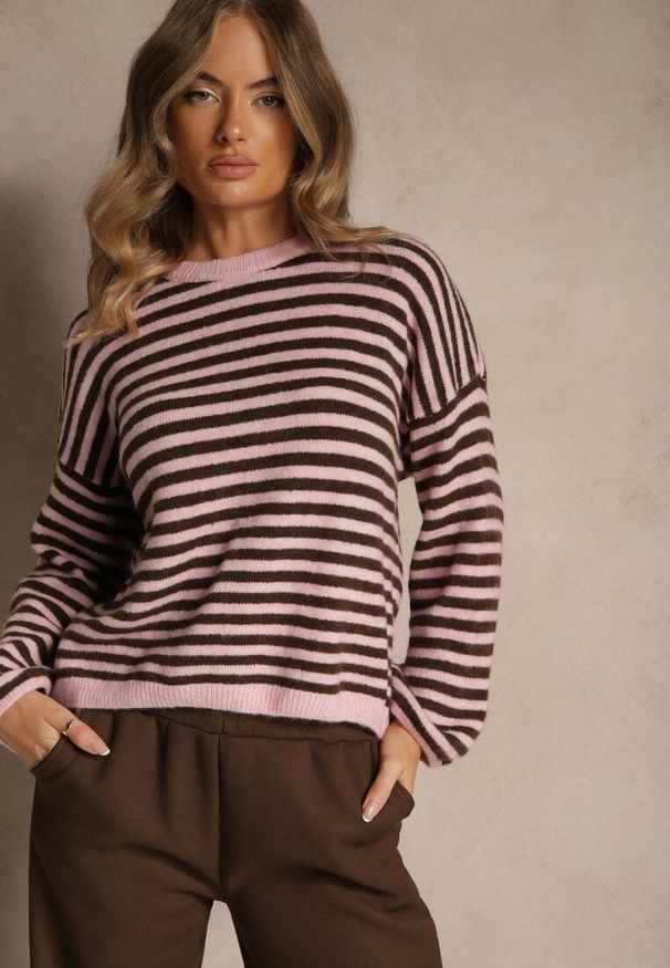 Renee - Różowy Oversizowy Sweter w Paski z Domieszką Wełny i Wiskozy Tidania. Okazja: na co dzień. Kolor: różowy. Materiał: wiskoza, wełna. Wzór: paski. Styl: elegancki, casual, klasyczny